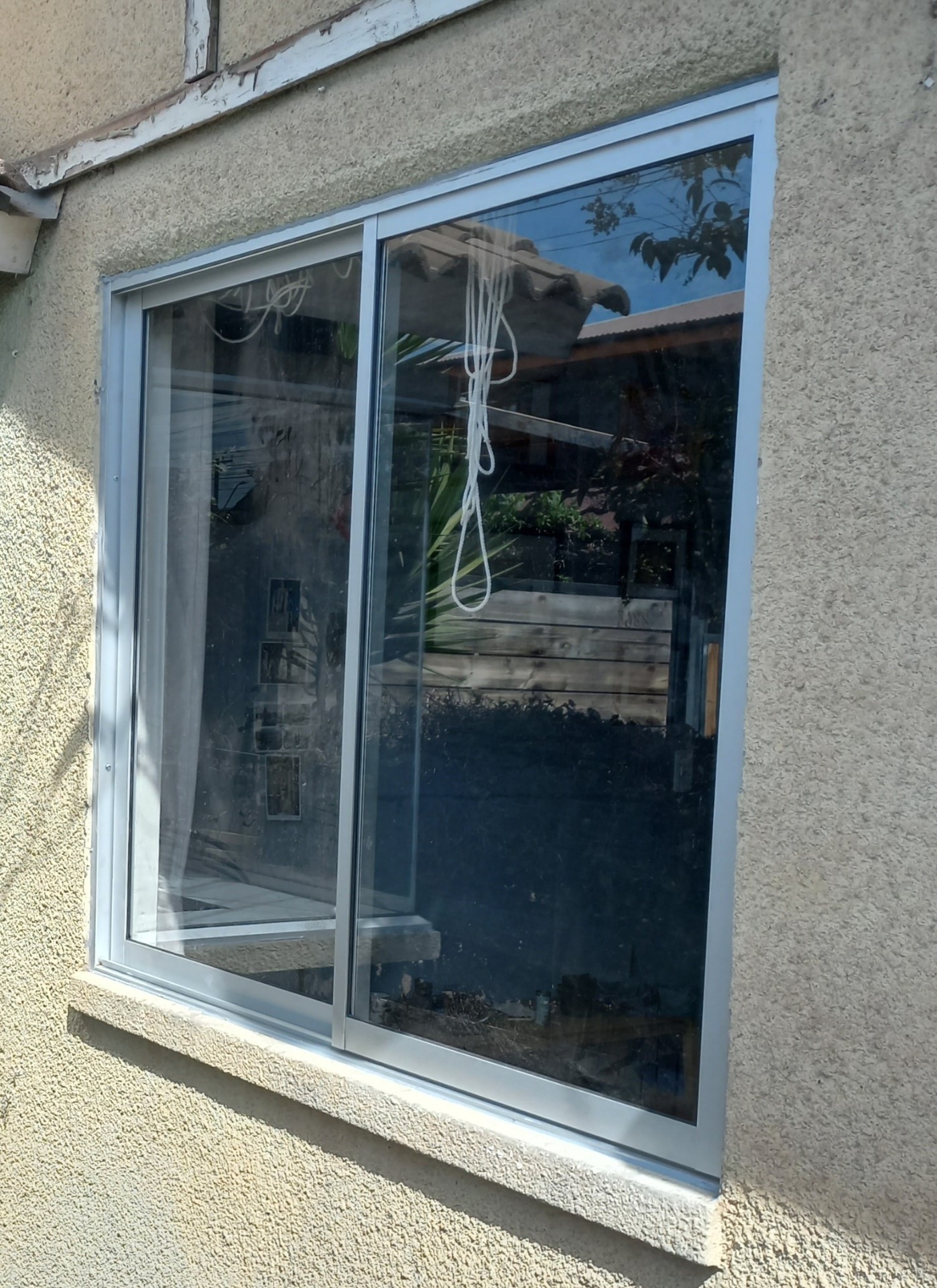 Ventana serie 20, está en el rango de una buena ventana económica con vidrio monolítico de 4mm, está en diferentes colores (mate, titanio, blanco, madera)