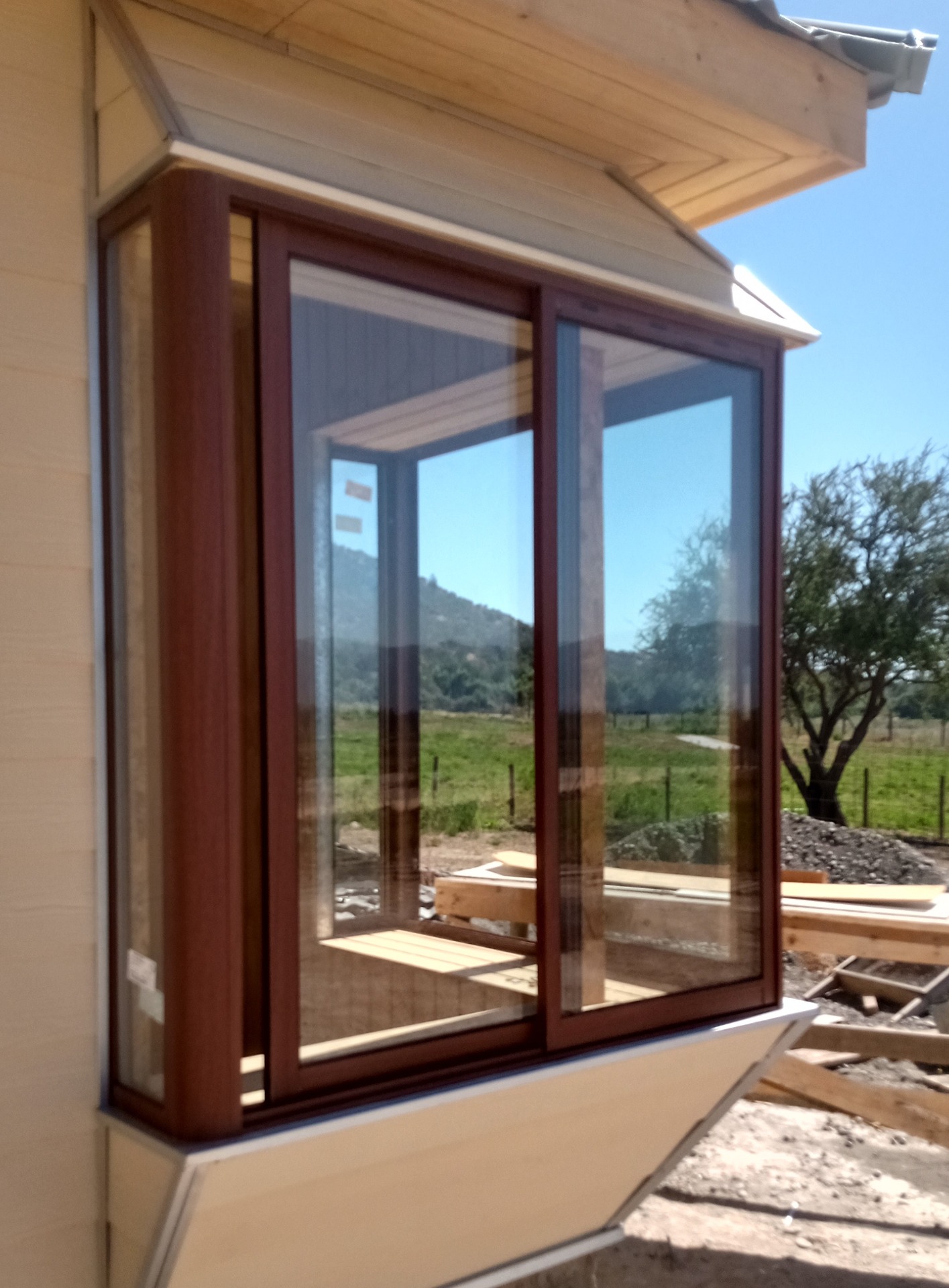 En las ventanas tipo Arco también tenemos la Serie 25 con la posibilidad de vidrio monolítico como también el doble vidrio, termo-panel de 18mm, está presente en varios colores (mate, titanio, blanco, madera)