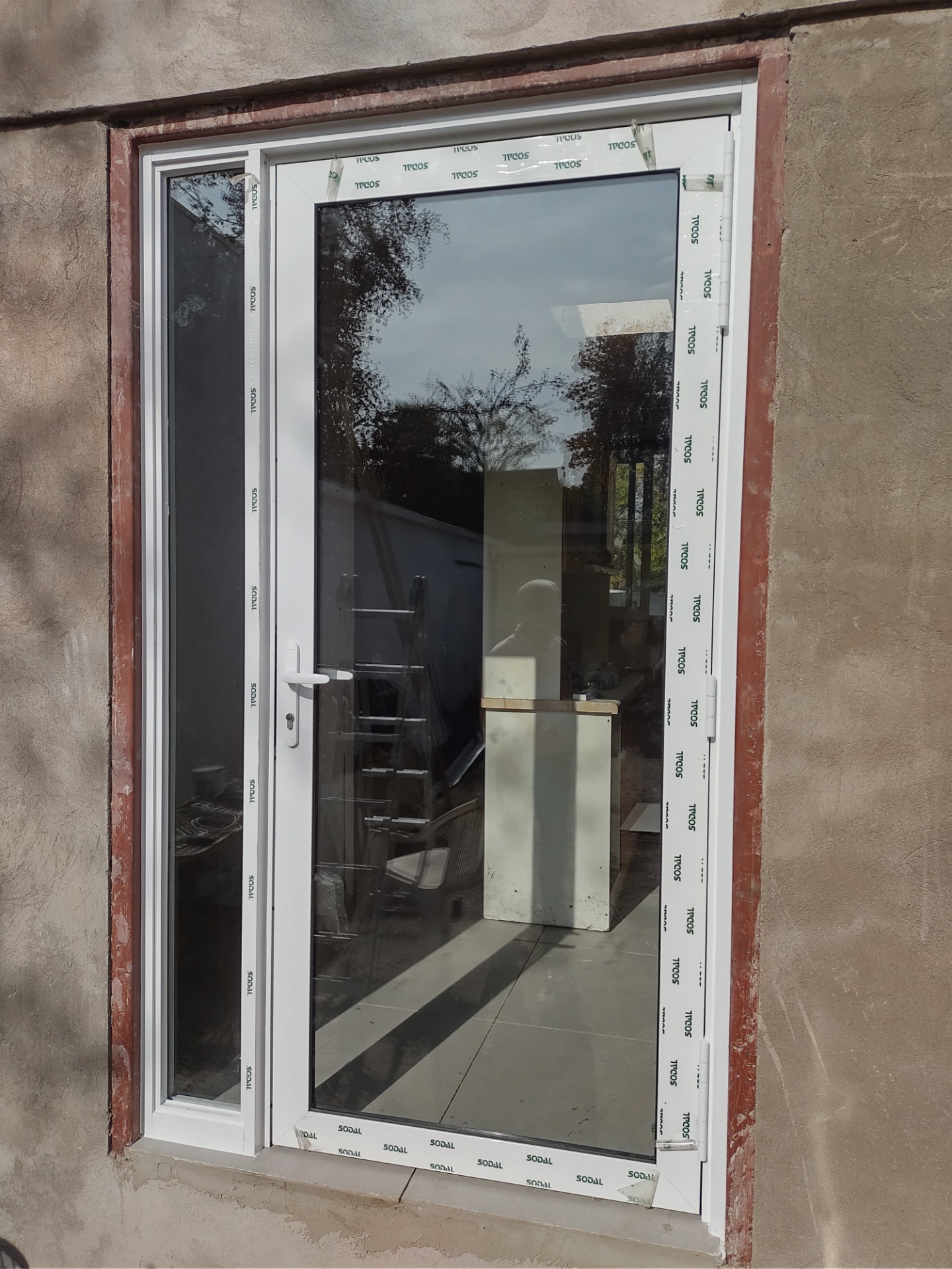 Excelente puerta abisagrada serie 3200, actúa con vidrio monolítico como también doble vidrio, termo-panel de 18 a 20mm, esta en varios colores (mate, titanio, blanco, madera)